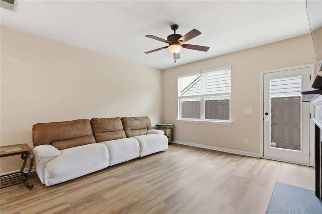 Listing photo 6