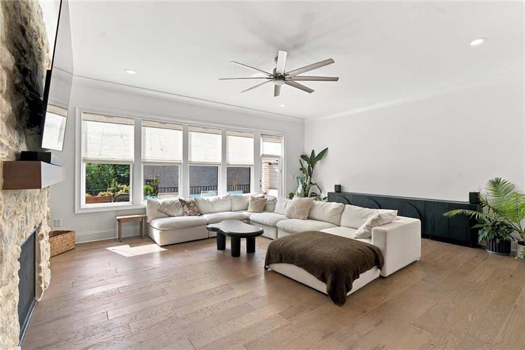 Listing photo 6